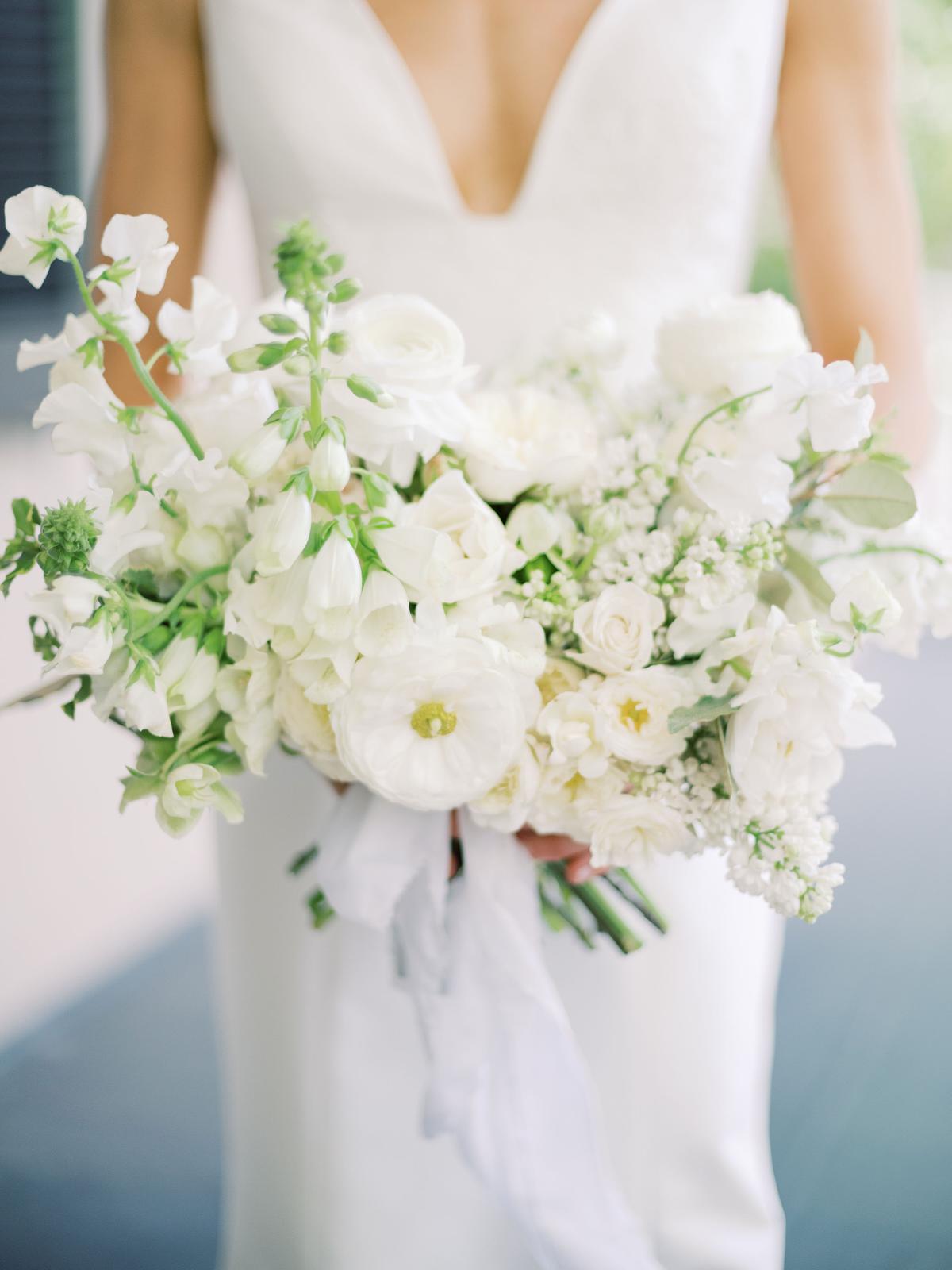 22 stunning white wedding bouquets for your 2025 wedding