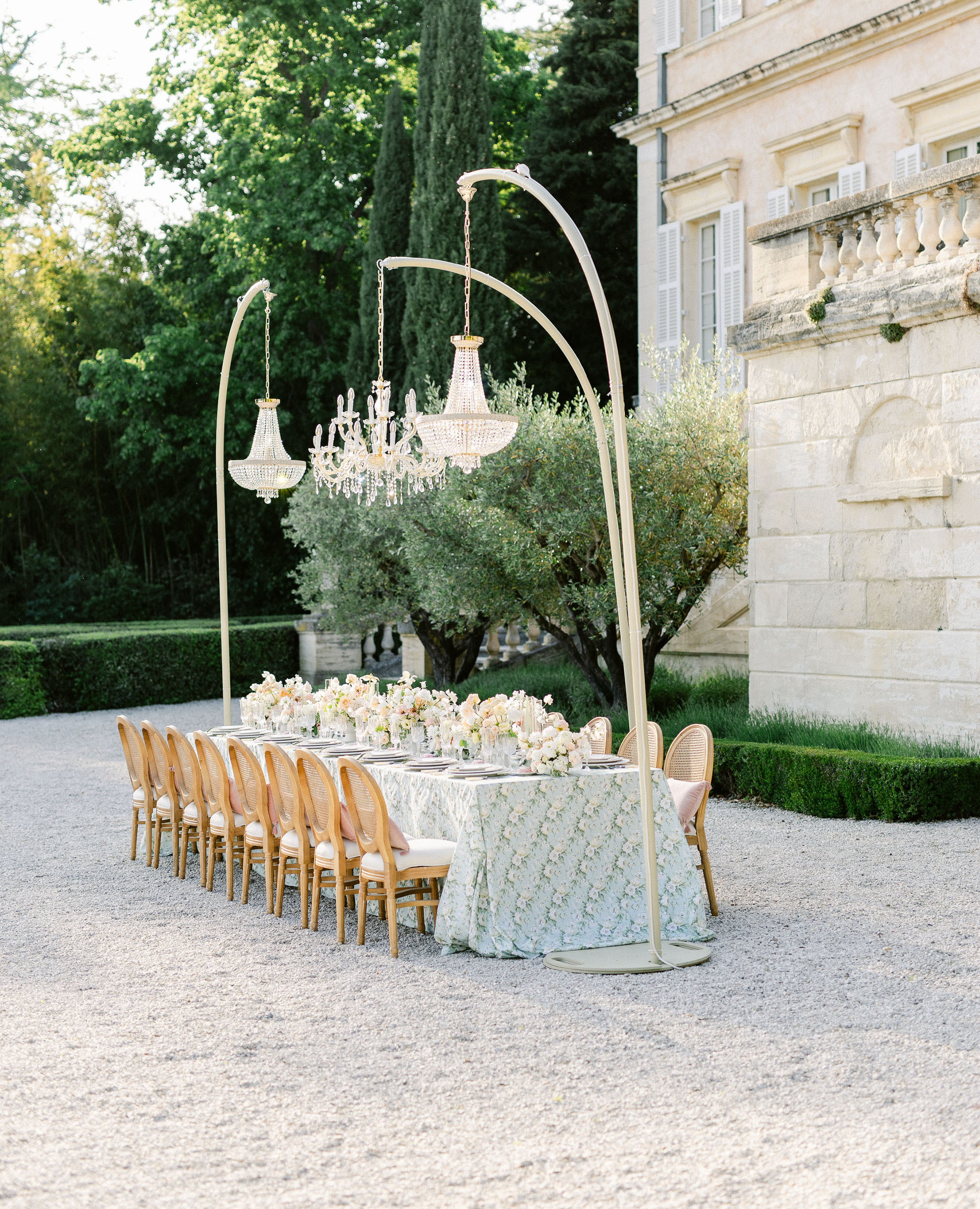 Sunny yellows and touches of blue in the South of France